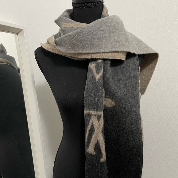 LV Reykjavik Gradient Scarf - Picture 2 of 8